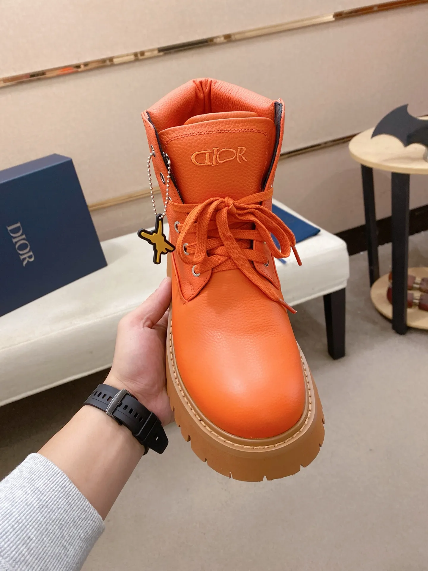 Factory price: 580💰 [Dior·Dior] New casual high-top men's shoes, new spring and summer design, perfect workmanship, lace-up lazy style to create wardrobe quality, upper: imported first-layer cowhide, high-grade sheepskin lining soft and comfortable, ultra-light TPU wear-resistant outsole, simple, versatile fashion men's shoes, excellent color code number 38-44. Customized at 45.46